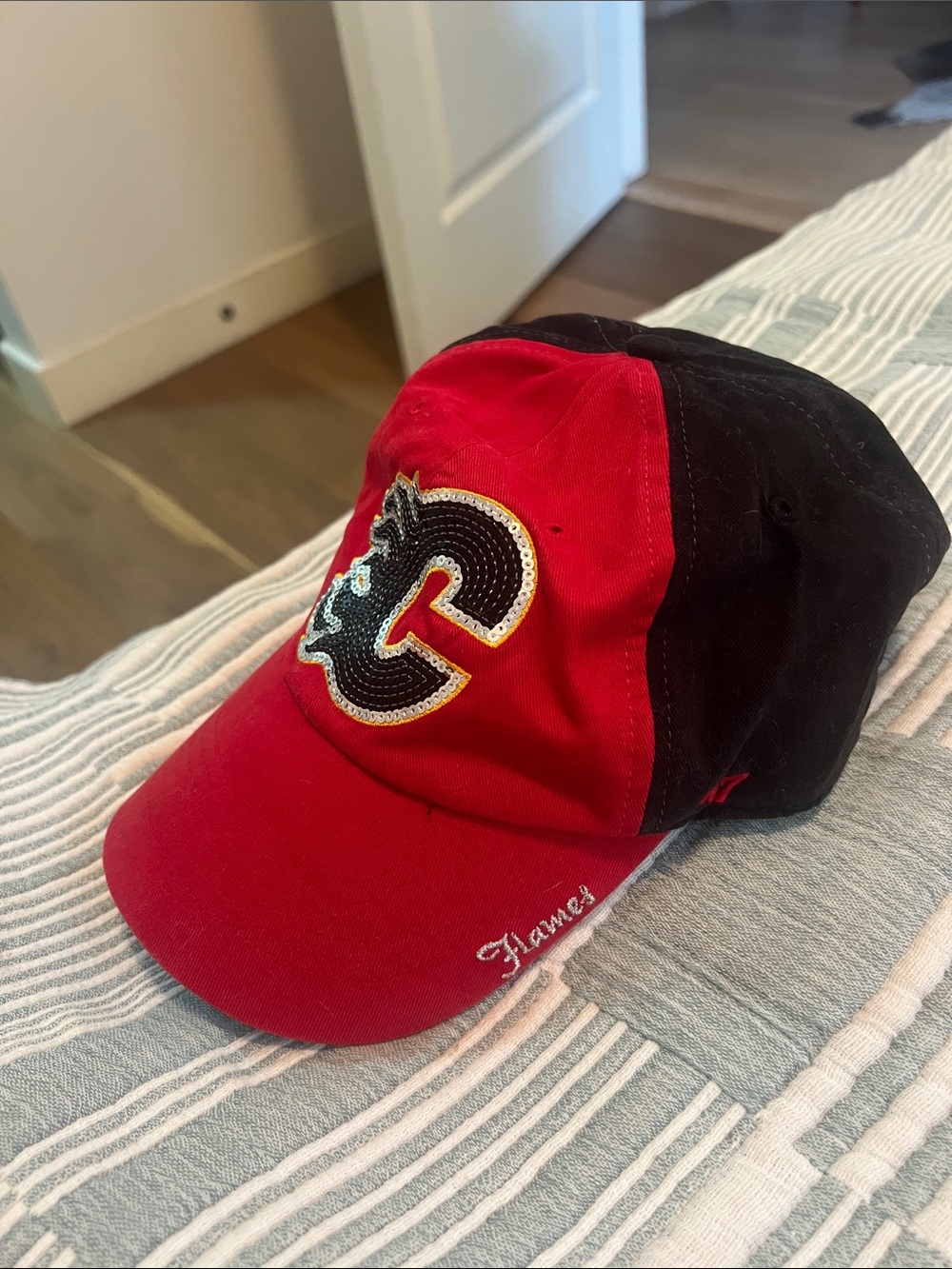 Calgary flames hat - Picture 2 of 5